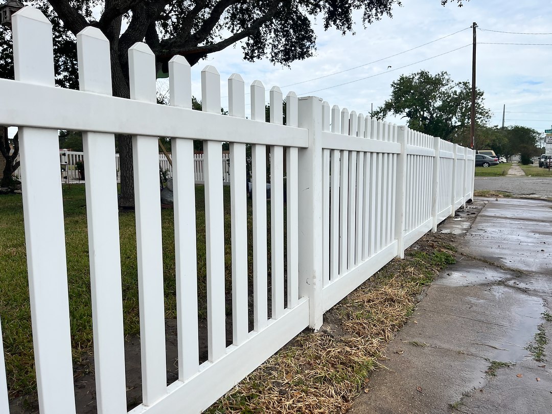 Expert Vinyl Fence Cleaning in Corpus Christi, TX: Mystic Pressure Wash Removes Lichen and Algae Buildup