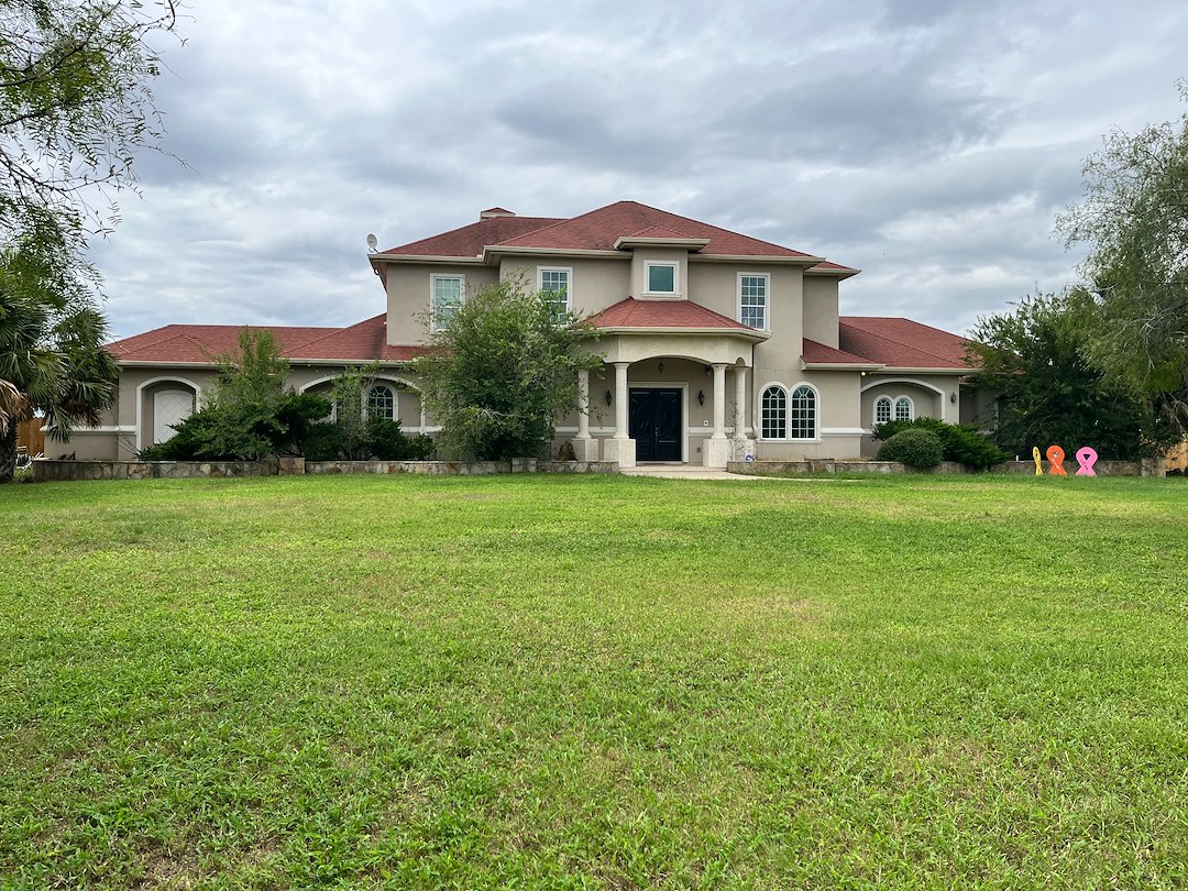 Restoring a Stucco Home in Sinton, TX: Soft Wash Success