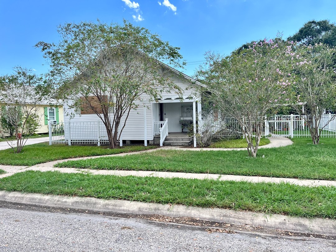 Restoring a Vinyl Sided Home in Corpus Christi, TX: Soft Wash Success