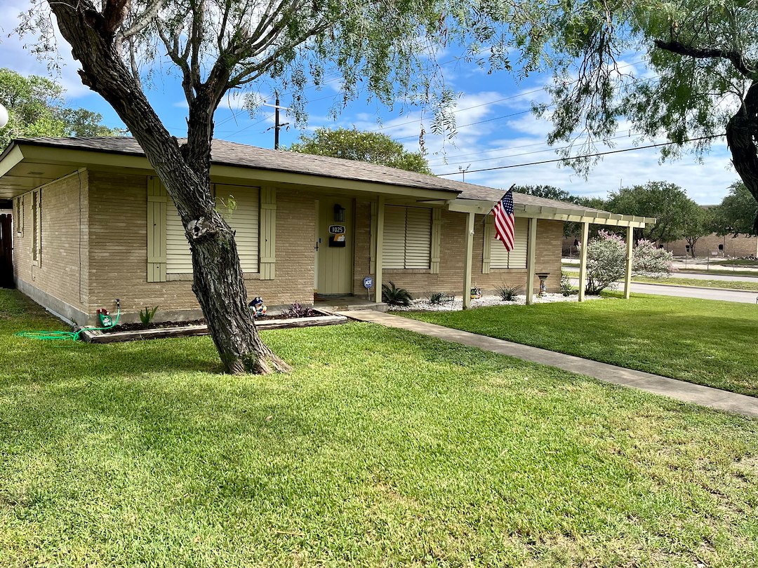 Revitalizing a Sinton, TX Home: House Wash Success